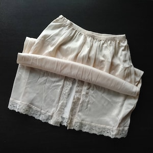 Vintage Slip || Dress Slip || Cream-Coloured Slip || Size Small
