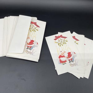 Conjunto de cartões de Natal vintage MCM Papai Noel beijando a Sra. Noel sob o visco