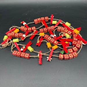 Guirnalda de tarjetas navideñas vintage, bloques de madera de 96 pulgadas, pinzas para la ropa, carretes de Papá Noel, JOY