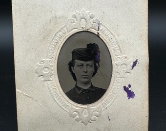 Fotografía antigua de ferrotipo: Mujer con sombrero, retrato CDV con sello fiscal en el reverso.