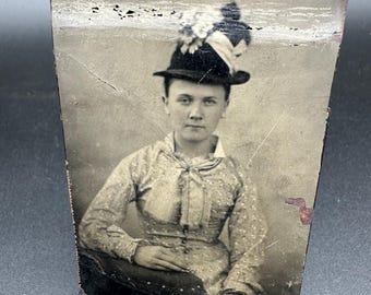 Fotografía antigua de ferrotipo: Retrato de mujer joven con sombrero, época victoriana, coleccionable
