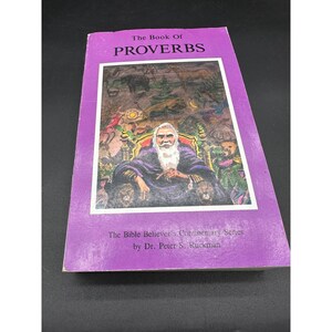 Könnte beinhalten: Ein Taschenbuch mit dem Titel The Book Of PROVERBS aus der Reihe The Bible Believer's Commentary von Dr. Peter S. Ruckman. Der Einband ist lila und zeigt eine zentrale rechteckige Illustration eines bärtigen Mannes auf einem Thron inmitten von Tieren.