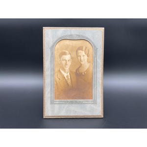 Fotografía antigua Art Déco en tono sepia de una pareja feliz y cariñosa, década de 1920