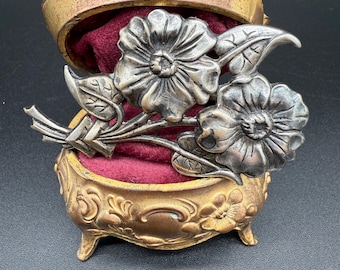 Broche florale Art nouveau ancienne, épingle fleurie argentée avec feuilles