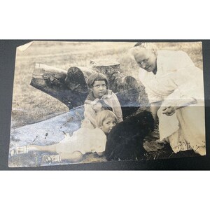 Photo noir blanc antique pour enfants, arbre chien, instantané extérieur, note manuscrite