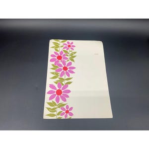 Busta postale vintage con carta floreale a margherite, biglietto piegato rosa brillante con scatola per francobolli