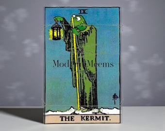 Impresión artística de la carta del Tarot del Ermitaño Kermit: Decoración espiritual y humorística (Descarga PDF de 61 x 76 cm)
