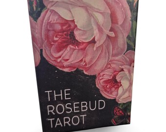 Tarot Rosebud - Collage Art - Paisaje Onírico Arquetípico / Cartas estilo RWS inclusivas + Guía Mitopeoética / Tarot de Bruja Moderno Inclusivo para la Comunidad Queer