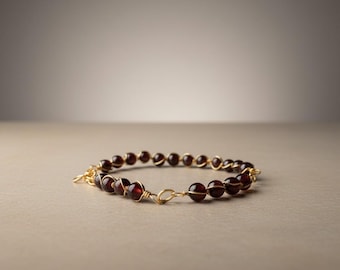 Pulsera delicada de granate con cuentas y baño de oro de 18 quilates, de inspiración art déco.