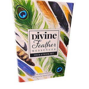 以下が含まれることがあります： Divine Feather Messenger Deck & Book Setというタイトルの長方形のボックスセット。カバーには、青い目を持つ緑色のクジャクの羽を含む、さまざまなカラフルな鳥の羽の鮮やかなイラストが白い背景に描かれています。
