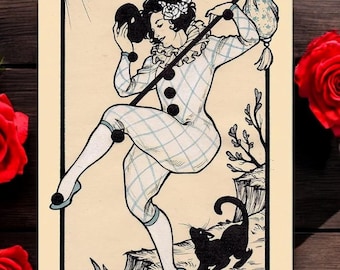 Puede incluir: Una carta de tarot rectangular con una ilustración de líneas en blanco y negro de una figura con un mono a cuadros y pompones, sosteniendo un bastón con un hatillo y un sombrero. Un gato negro camina cerca, el texto 'the fool' está abajo.