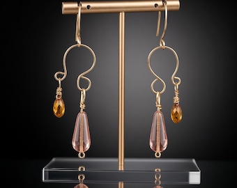 Pendientes asimétricos de oro vermeil de 18k / Lágrimas de topacio de cristal alemán vintage / Colgantes hechos a mano con alambre envuelto