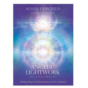 Könnte beinhalten: Ein Buchcover mit einem lila-blauen Hintergrund zeigt den Titel "ANGELIC LIGHTWORK" und den Namen des Autors "ALANA FAIRCHILD". Eine weiße Lotusblume und geometrische Formen sind prominent. Der Text "HEALING ORACLE" ist ebenfalls sichtbar.