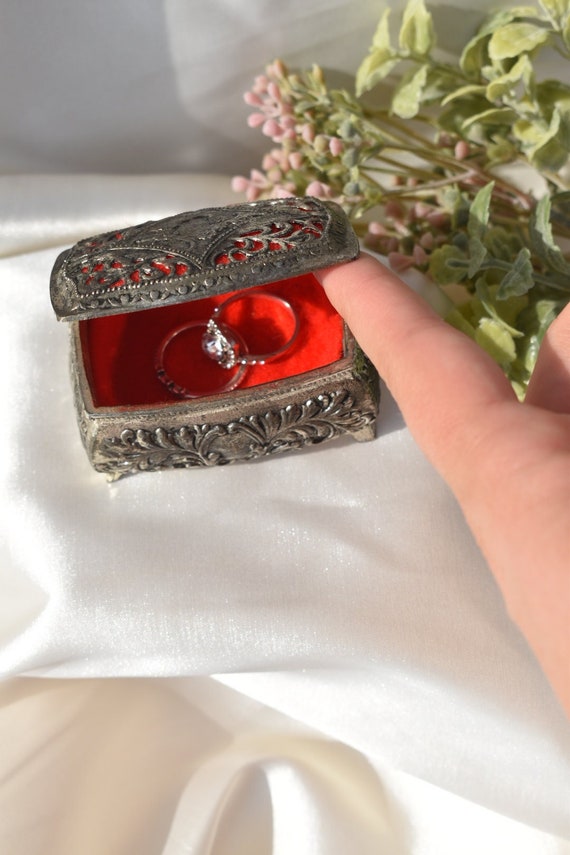 Vintage Silver/Red Lining Small Jewelry/Ring Box, 