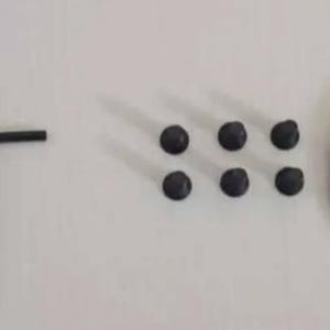 Pu&ograve; includere: Un set di componenti per auto, tra cui un emblema Honda rosso e bianco, un anello circolare nero con fori per bulloni, sei bulloni neri e una chiave a brugola nera. L'emblema &egrave; rotondo e presenta il logo Honda bianco.