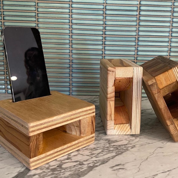 Handgefertigter Telefonverstärker aus Altholz für Telefone jeder Größe. Natürlicher recycelter Holz-iPhone-Ständer. Personalisierung verfügbar.