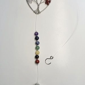 Könnte beinhalten: Handgemachtes Holzschild mit dem Text "Welcome" in verspielter Schrift. Das Schild ist weiß lackiert mit einem Used-Look und hat ein kleines, dekoratives Herz. Es ist ca. 30 cm breit und 15 cm hoch.