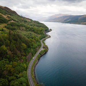 Impresión de las Tierras Altas de Escocia / Carretera panorámica sinuosa de las Tierras Altas / Arte mural fotográfico con paisaje