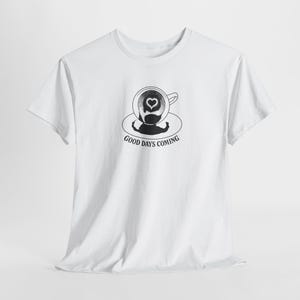 Maglietta unisex con motto "Good Days are coming" di Tasseography, maglietta con cartomanzia, maglietta con grafica mistica, abbigliamento occulto, regalo per gli amanti dei tarocchi