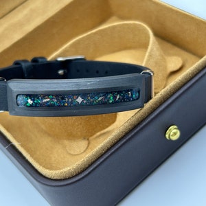 Schwarzes Lederarmband Meteorit mit Opal-Chips und Kohlefaser-Akzenten