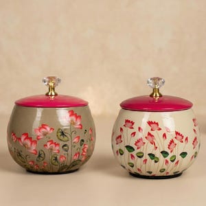 Pot en métal Lotus peint à la main | Boîte de rangement avec couvercle rose | Cadeau Diwali art indien