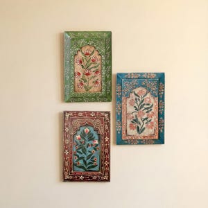 Mughal bloemen muurkunst set, handgeschilderde Indiase houten lijsten