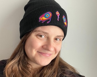 Gorro Drip Demon - Sombrero de invierno Trippy Goth con bordado de mal de ojo derretido en verde ácido, negro, gris y amarillo