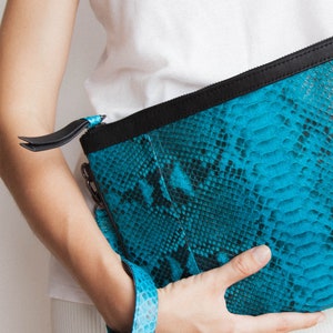 Cartera de piel tipo sobre con cremallera y piel de pitón