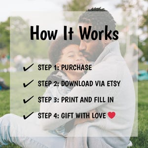 Może przedstawiać: Obraz z tekstem "How It Works" i krokami: Kup, Pobierz przez Etsy, Wydrukuj i wypełnij oraz Podaruj z miłością. Tło przedstawia ojca i dziecko obejmujących się na trawie.