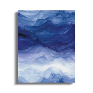 Op de afbeelding: Abstracte kunstafdruk met een aquareleffect, met verschillende blauwtinten. Het kunstwerk gaat over van donker marineblauw naar lichtblauw, wat diepte en beweging suggereert. De print is gemonteerd op een witte achtergrond, wat het kleurcontrast versterkt.