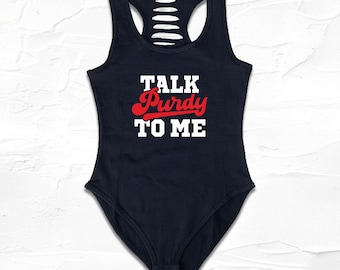 Könnte beinhalten: Schwarzer Tanktop-Body mit einer weißen Grafik, auf der in einer Retro-Schrift "TALK Purdy TO ME" steht. Das Wort "Purdy" ist rot.
