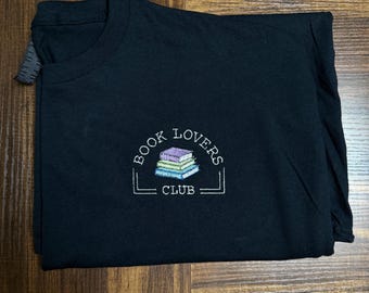 Book Lovers Club T-Shirt bestickt | Buchklub-Shirt | Buchklub Geschenk | Geschenk für Leser | Gemütliches Leseratten-T-Shirt | Lese Stickerei Shirt