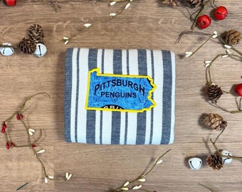 Pittsburgh Penguins Hockey Goldrand besticktes Geschirrtuch | Eishockey Geschenk | Schwarz und Gold Wohnkultur | Game Day Küchentuch