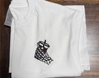 Skelett Hand hält Latte Shirt | Halloween Kaffee-Liebhaber-T-Stück | Stickdatei Herbst | Gruseliges süßes Kaffee Shirt | Sitzen Bleib Erschaffen