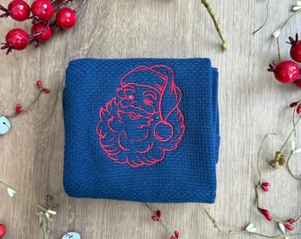 Rot gestickter Weihnachtsmann auf Blau Handtuch | Weihnachtsgeschirrtuch | Festliche Feiertage Küche Dekor | Handgemachtes Handtuch Handtuch | Weihnachtsgeschenk