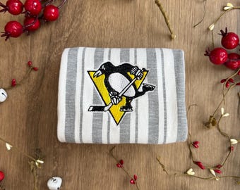 Gestreifte Pittsburgh Penguins bestickte Küchenhandtuch | Eishockey Geschenk | Schwarz und Gold Wohnkultur | Spieltag Handtuch | Pittsburgh Fan Dekor