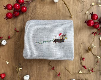 Dackel Weihnachten Geschirrtuch | Tierliebhaber Urlaub Dekor | Hunde Mama Geschenk | Festliches besticktes Handtuch | Dackel Hund Dekor | Grau gestreift