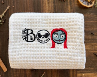 Halloween “BOO” Besticktes Küchentuch mit Jack Skellington & Sally | Alptraum vor Weihnachten inspiriert | Herbst Dekoration