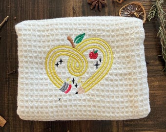 Bleistift Herz Geschirrtuch | Geschenk für Lehrer | Zurück zu Schule Shirt | Personalisiertes Lehrer Shirt | Süßes Stickdesign