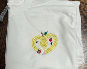 Bleistift-Herz-Shirt | Geschenk für Lehrer | Zurück zu Schule Shirt | Personalisiertes Lehrer Shirt | Süßes Stickdesign
