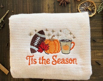 Fußball, Kürbis, und Milchkaffee besticktes Geschirrtuch | Ist das Saison | Gemütliches Herbst Dekor | Fußball Liebhaber Geschenk | Herbst Dekor