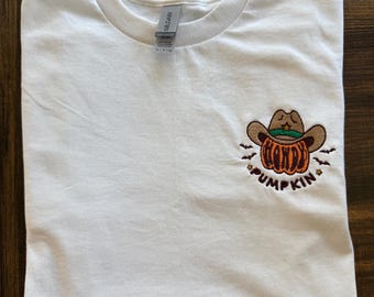 Howdy Pumpkin Besticktes T-Shirt | Herbst Cowboy Kürbis Shirt | Western Herbst Tee | Niedliches Land Herbst Shirt | Kürbis Saison Geschenk