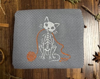 Skelettkatze mit orangem Garn grau Küchenhandtuch | Gesticktes Halloween-Dekor | Katzenliebhaber | Herbst Küche Akzent | Gruseliges Geschenk