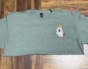 Geist mit Orange Beanie, Iced Latte & Jack-O’-Lantern Candy Bucket Shirt | Niedliches Halloween gesticktes T-Shirt | Herbst Geist Shirt