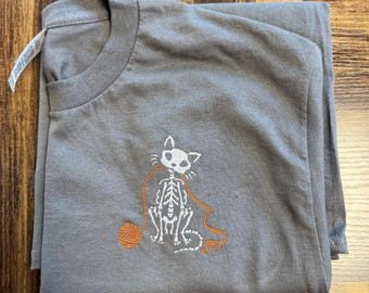 Skelett Katze mit Garn besticktes T-Shirt | Halloween Katze Shirt | Gruseliges Stickerei-T-Shirt | Herbst-Grafik-Shirt für Katzenliebhaber