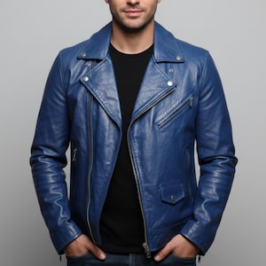 Puede incluir: Chaqueta de cuero azul con un estilo motero cl&aacute;sico. La chaqueta presenta un cuello con muescas, cierre de cremallera asim&eacute;trico, m&uacute;ltiples bolsillos con cremallera y un peque&ntilde;o bolsillo con solapa. La chaqueta es de un tono azul vibrante.