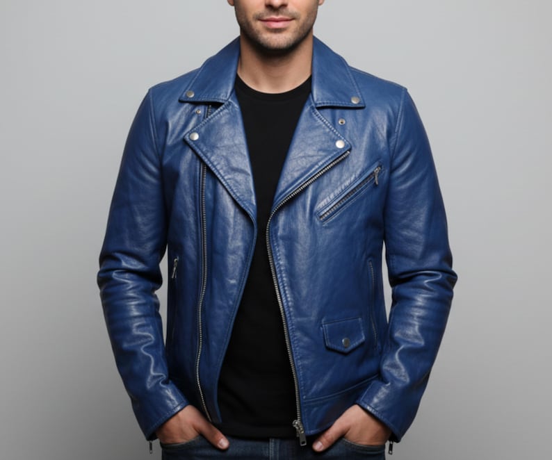 Puede incluir: Chaqueta de cuero azul con un estilo motero cl&aacute;sico. La chaqueta presenta un cuello con muescas, cierre de cremallera asim&eacute;trico, m&uacute;ltiples bolsillos con cremallera y un peque&ntilde;o bolsillo con solapa. La chaqueta es de un tono azul vibrante.