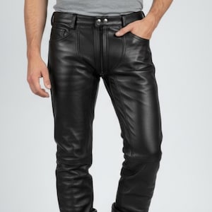K&ouml;nnte beinhalten: Schwarze Lederhose mit klassischem F&uuml;nf-Taschen-Design, Rei&szlig;verschluss und Knopfverschluss. Die Hose hat eine ma&szlig;geschneiderte Passform und sichtbare Nahtdetails. Das Leder wirkt glatt und hat einen leichten Glanz.