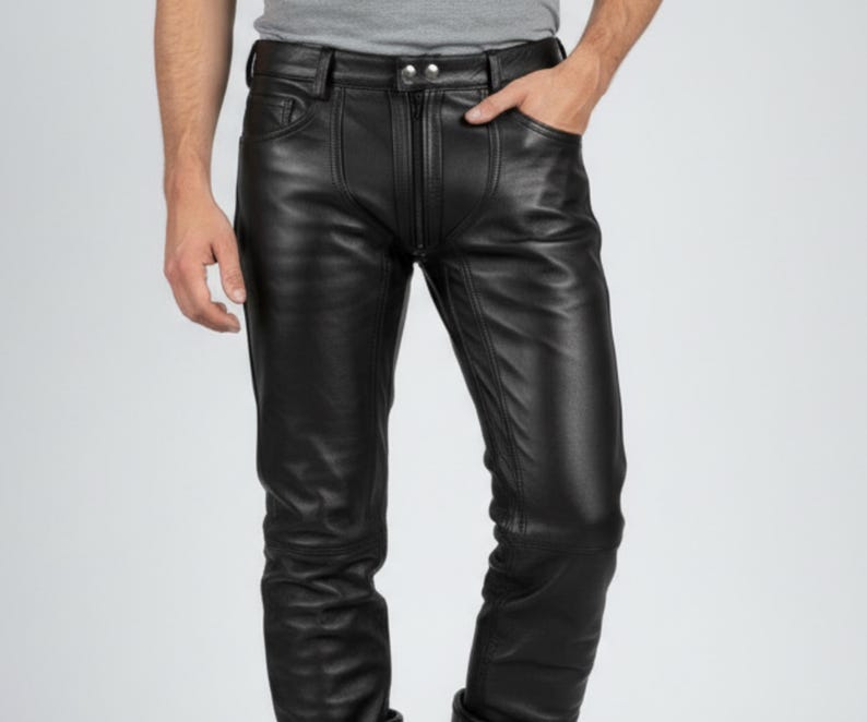 K&ouml;nnte beinhalten: Schwarze Lederhose mit klassischem F&uuml;nf-Taschen-Design, Rei&szlig;verschluss und Knopfverschluss. Die Hose hat eine ma&szlig;geschneiderte Passform und sichtbare Nahtdetails. Das Leder wirkt glatt und hat einen leichten Glanz.