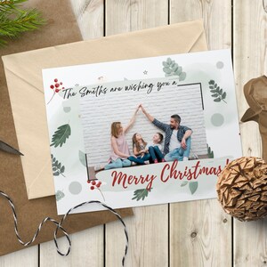 Wens u vrolijke kerst aangepaste foto vakantiekaart sjabloon, afdrukbare digitale kaart, familieportret, bessen, bladeren, enkele foto